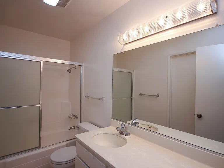 542 N Orange Grove Blvd — Photo 16