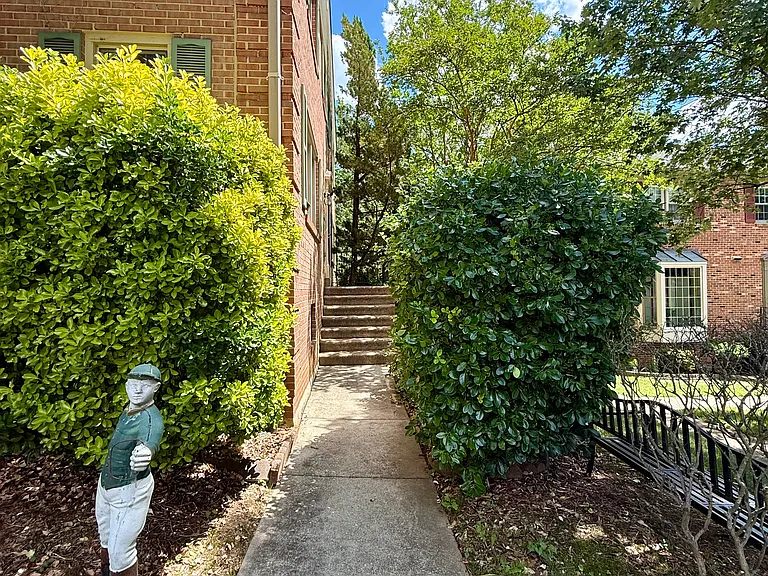 Seven Oaks Pl — Photo 2
