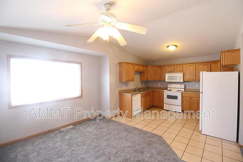 4 bed, 2.0 bath, 1136 sqft, $2,000 — Photo 2