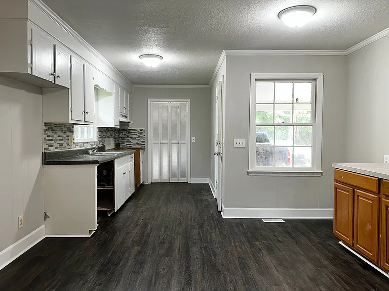 2300 E Hewitt St — Photo 9