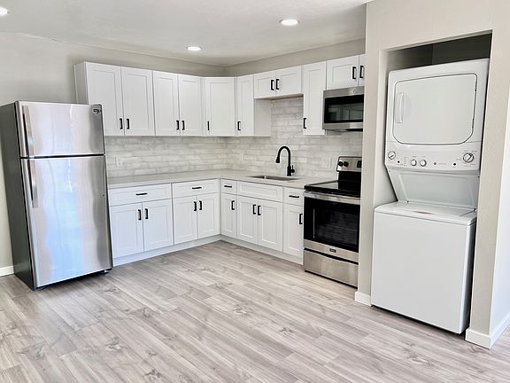 5th image of 3008 N 39th St APT 11