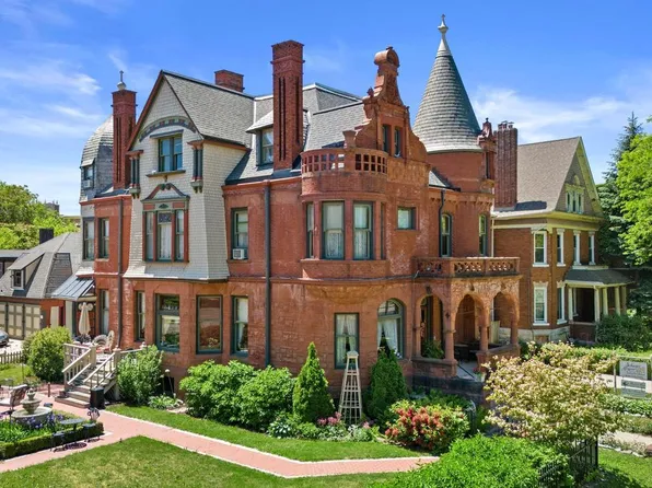 3209 W Wells STREET, Milwaukee, WI 53208
