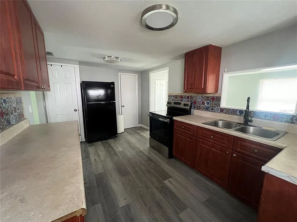 3 bed, 1.0 bath, 1056 sqft, $1,675 — Photo 3