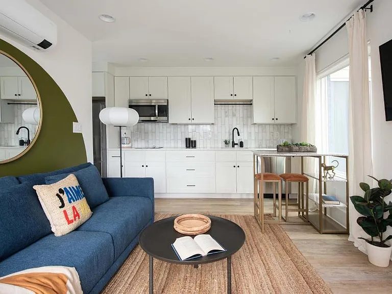 542 Boulevard Pl NE #D — Photo 3