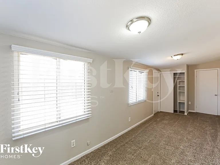 2711 W Elm St — Photo 13