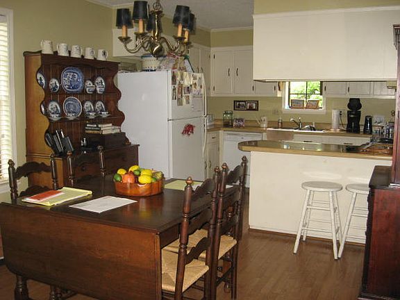 3rd image of 1101 W Pecan St
