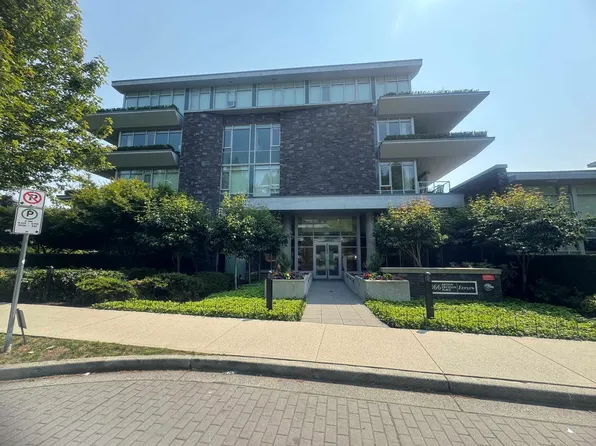 866 Arthur Erickson Pl #402, West Vancouver, BC V7T 0B2