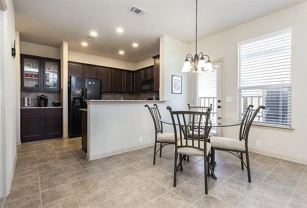 3 bed, 2.5 bath, 1889 sqft, $2,495 — Photo 4