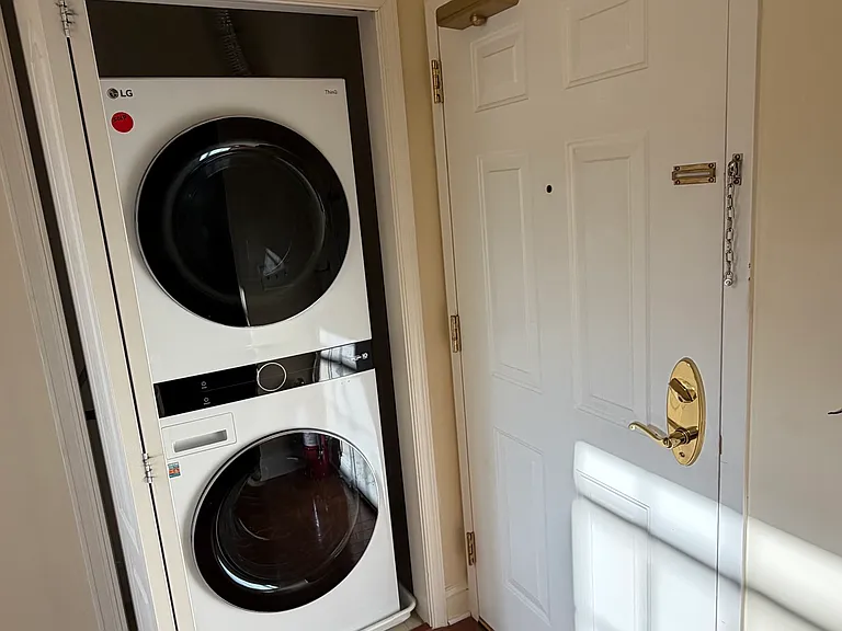 STACKABLE WASHER / DRYER IN UNIT