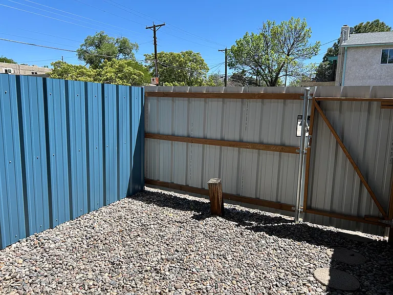 Updated 2 Story - 1 Bed UNM Town Home Apt.l w/ Balcony & Yard — Photo 36