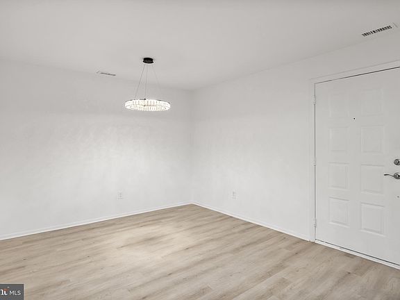3rd image of 4912 Dunbarton Rd #B