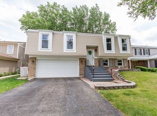 415 Oxford Pl, Roselle, IL 60172
