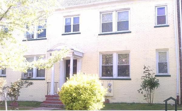 2nd image of 1621 F St NE APT 4