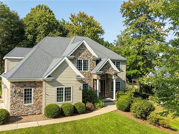 3rd image of 824 Mount Pleasant Rd