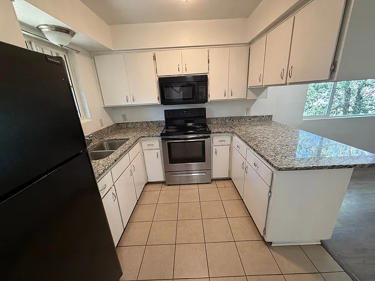 919-923 Alvarado Dr SE — Photo 5