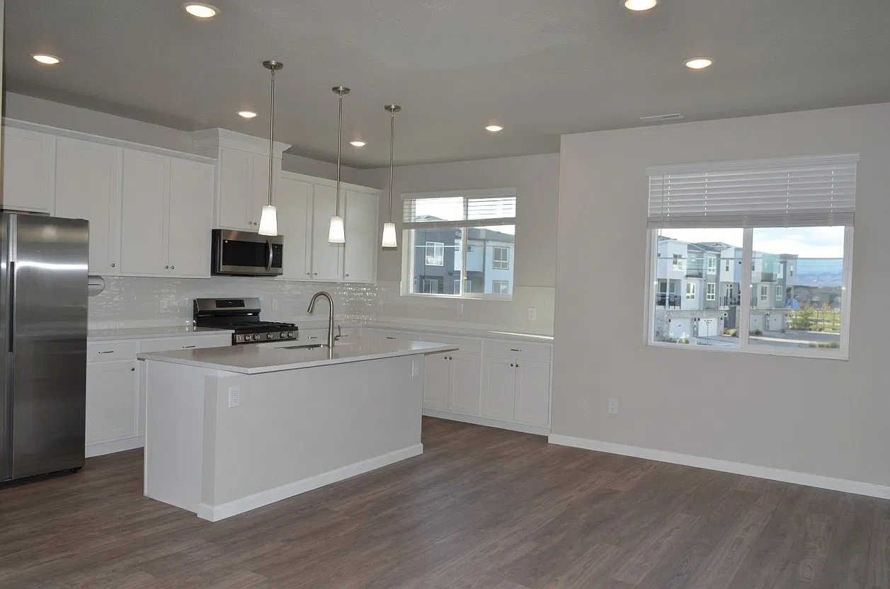 4 bed, 3.5 bath, 2061 sqft, $3,000 — Photo 3
