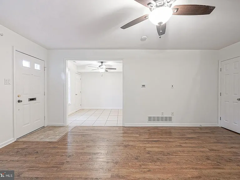1051 Harbour Dr — Photo 4