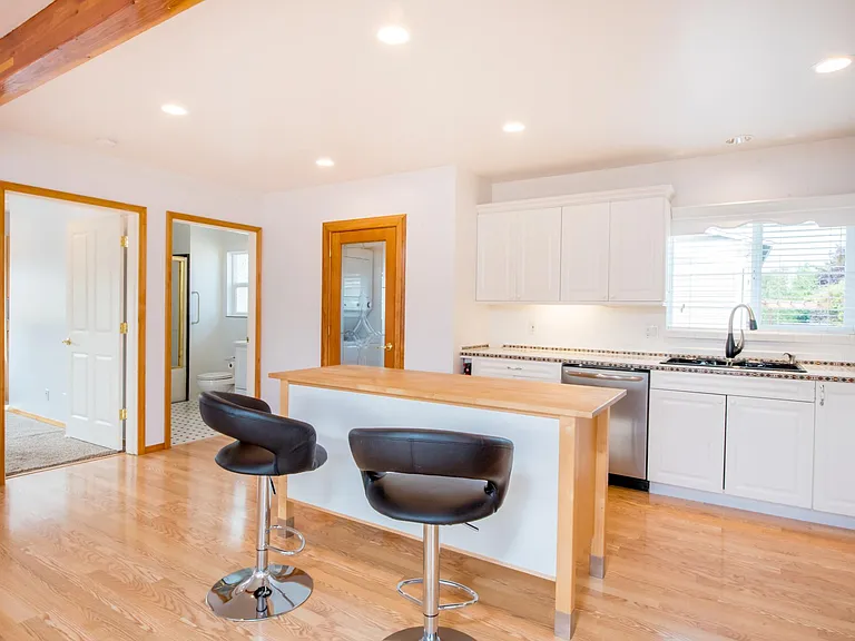 5213 41st Ave SW — Photo 3
