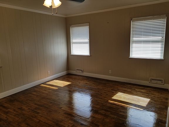 4th image of 1110 N Meadow Dr