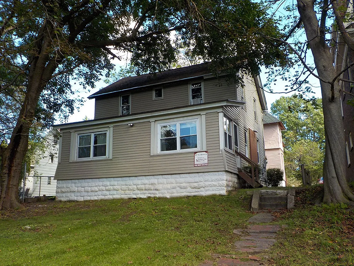 507 S Beech - Available 8/1/27 - Bright, Spacious Single Family Home Across From Thornden Park — Photo 3