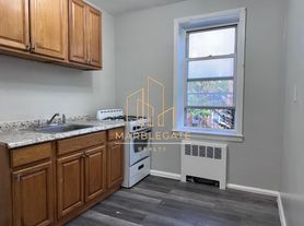 129-130 Chancellor Ave