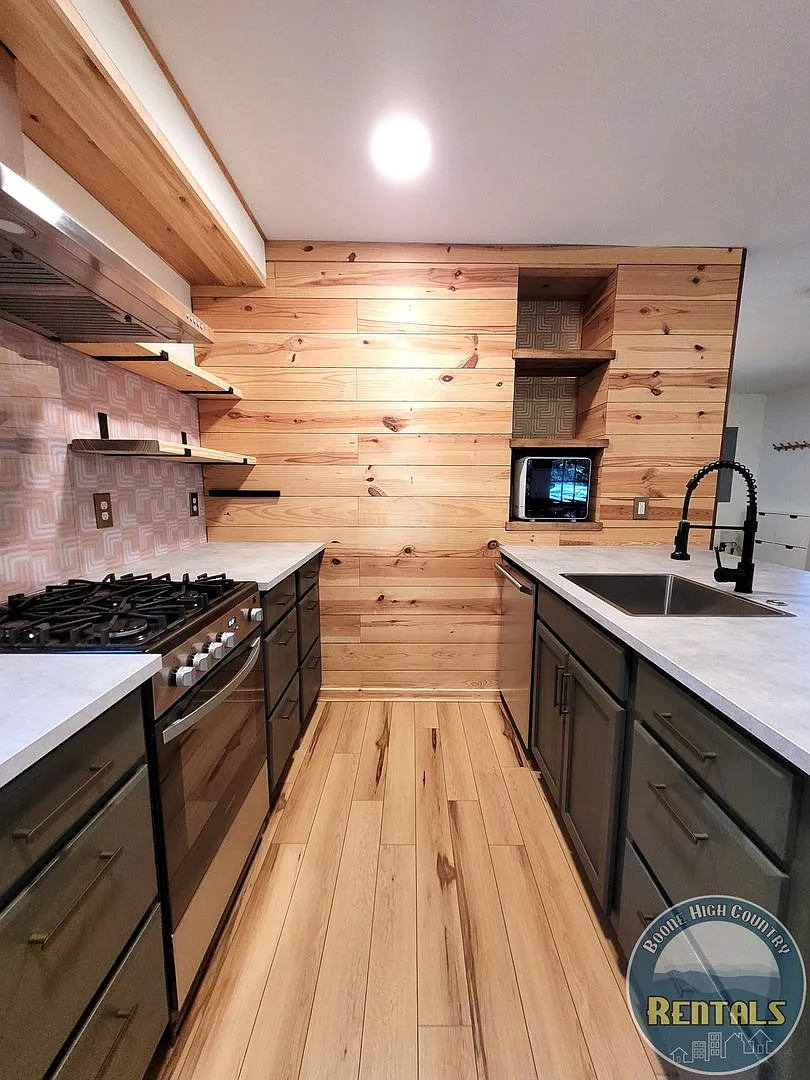 Beautiful 1 Bedroom Home with a Loft — Photo 4