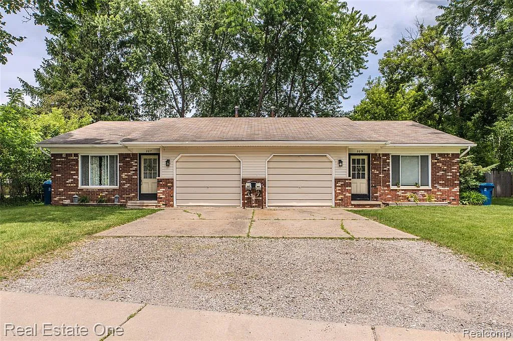 2 bed, 890 sqft, $1,350 — Photo 1