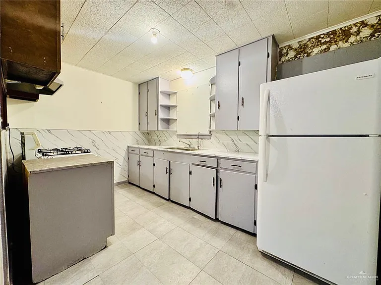 1601 Redwood Ave — Photo 5
