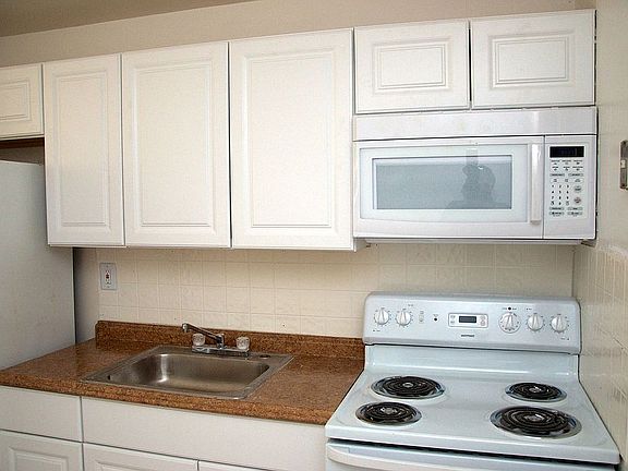 3rd image of 427 NW 21st Ter APT 1