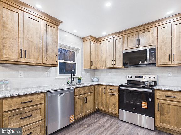3rd image of 815 Twin Oaks Dr