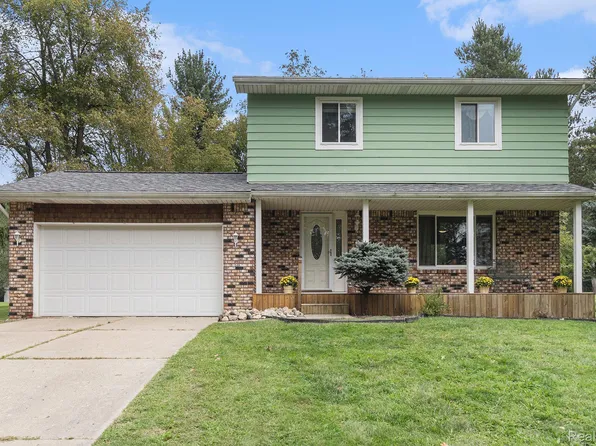 10300 Carmer Rd, Fenton, MI 48430