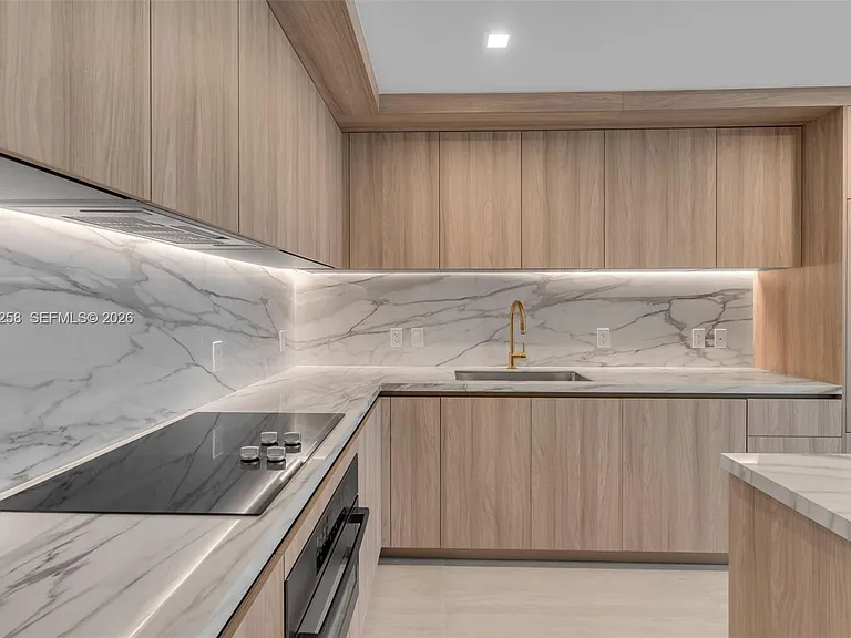 77 SE 5th St #Penthouse 03 — Photo 2