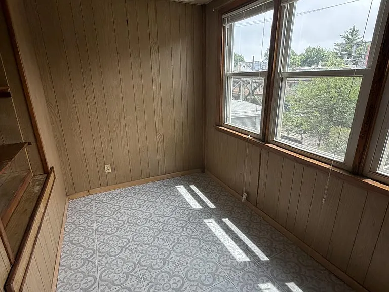 1249 W Newport Ave — Photo 15