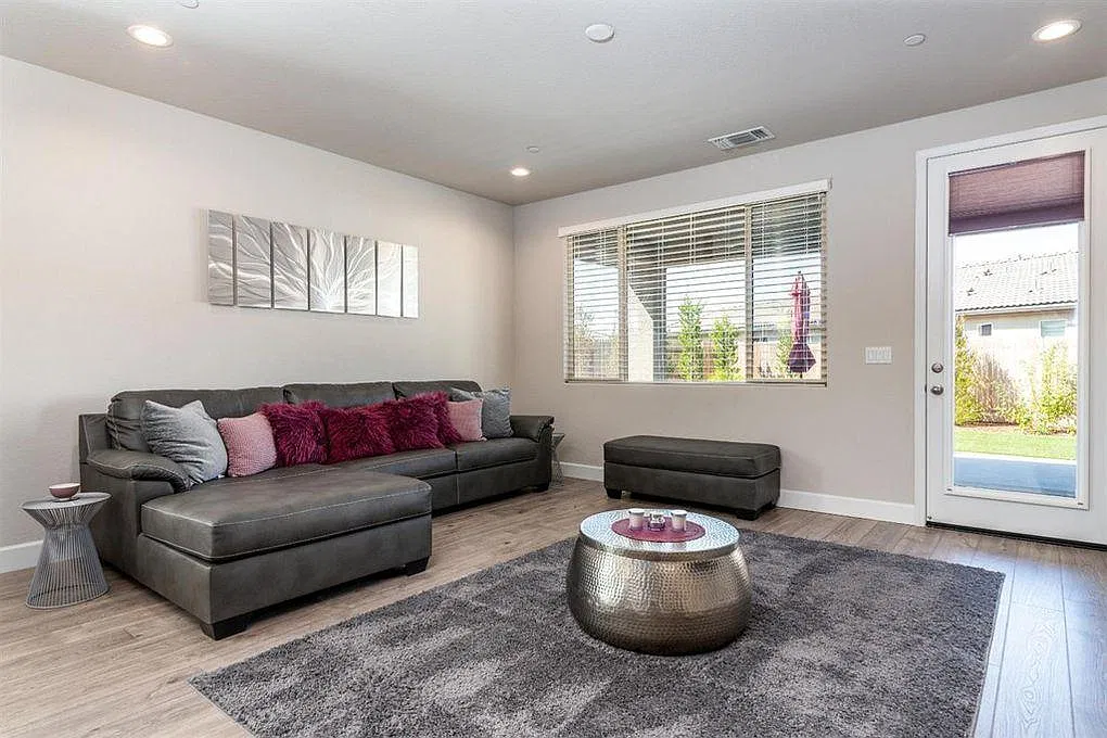 4 bed, 1855 sqft, $2,750 — Photo 2