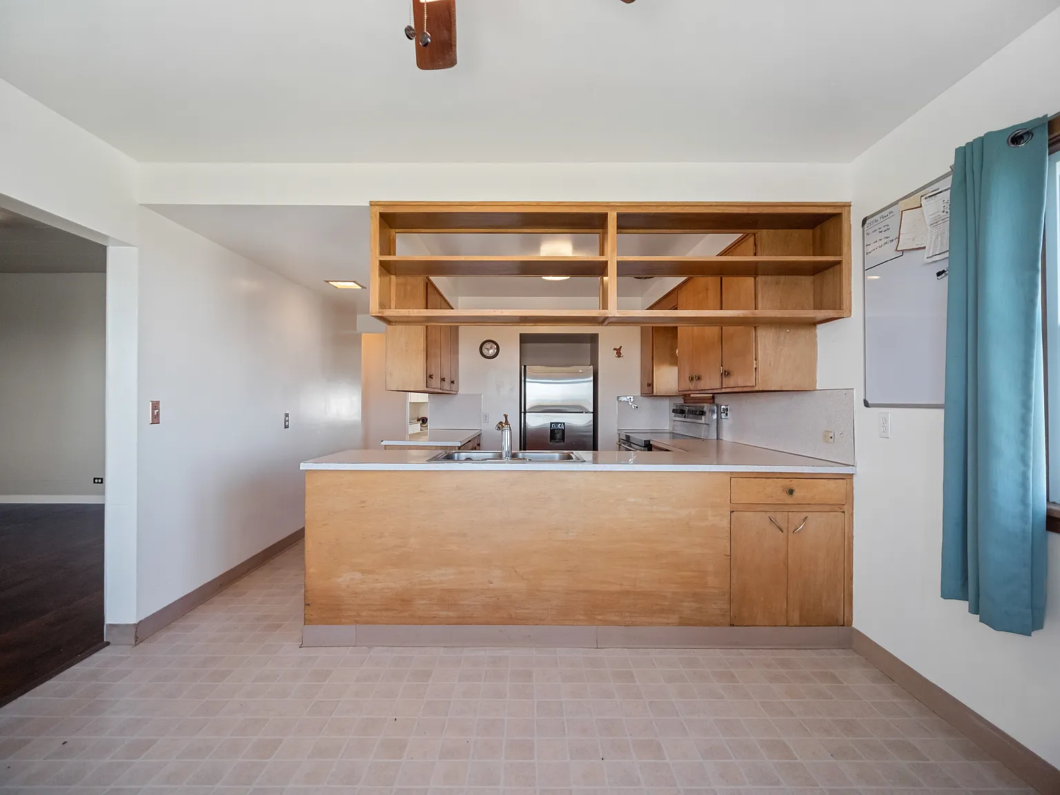 4 bed, 2400 sqft, $1,600 — Photo 3