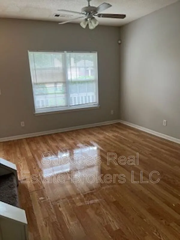 4 bed, 2.5 bath, 1716 sqft, $1,750 — Photo 2