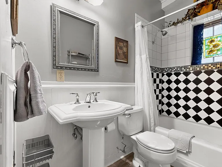 Gold Apt - Bathroom