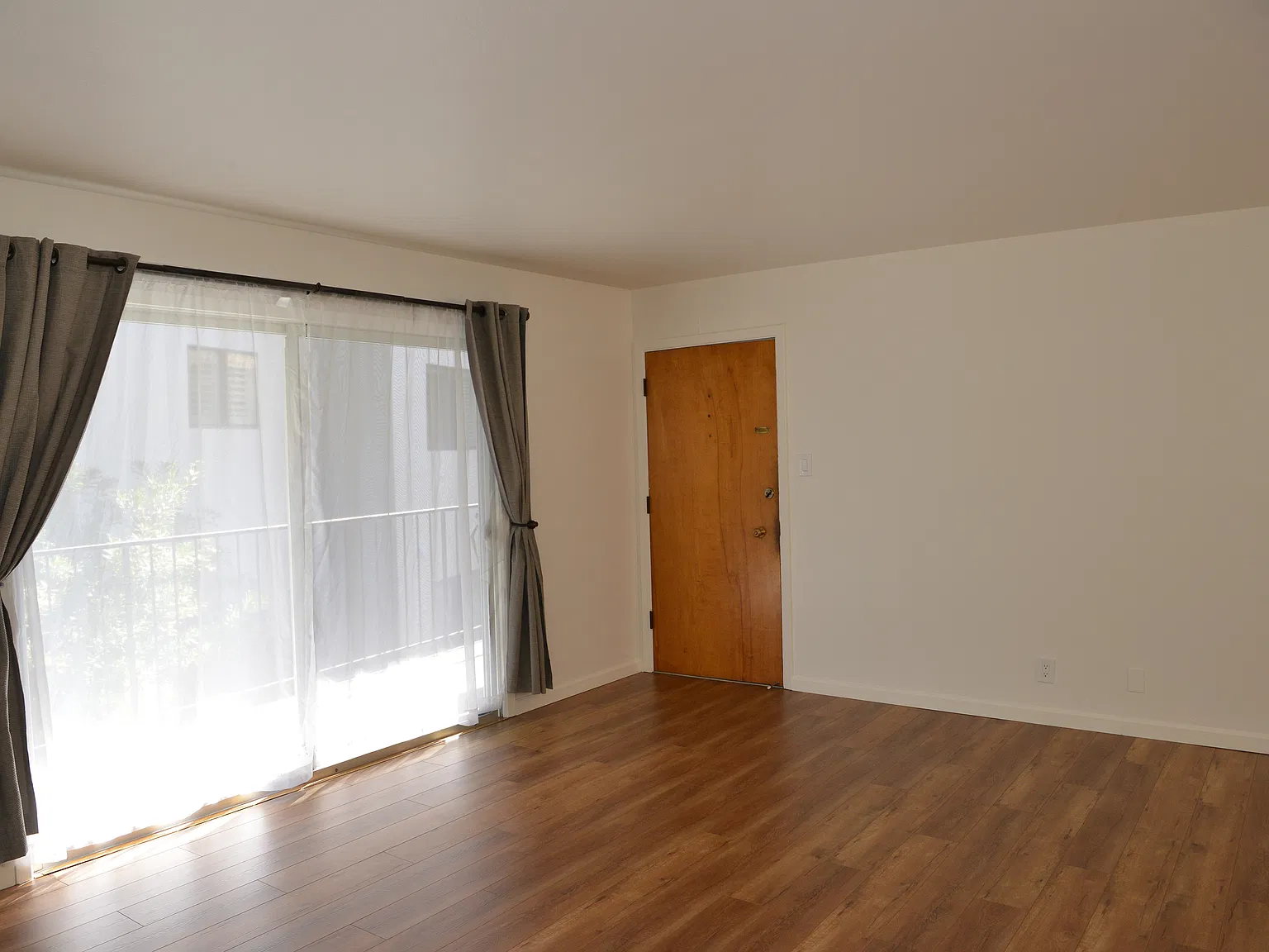 2 bed, 1000 sqft, $3,600 — Photo 3