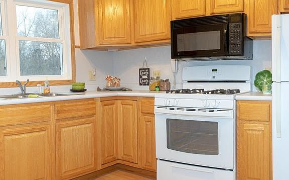 3rd image of 6933 Lakeview Dr
