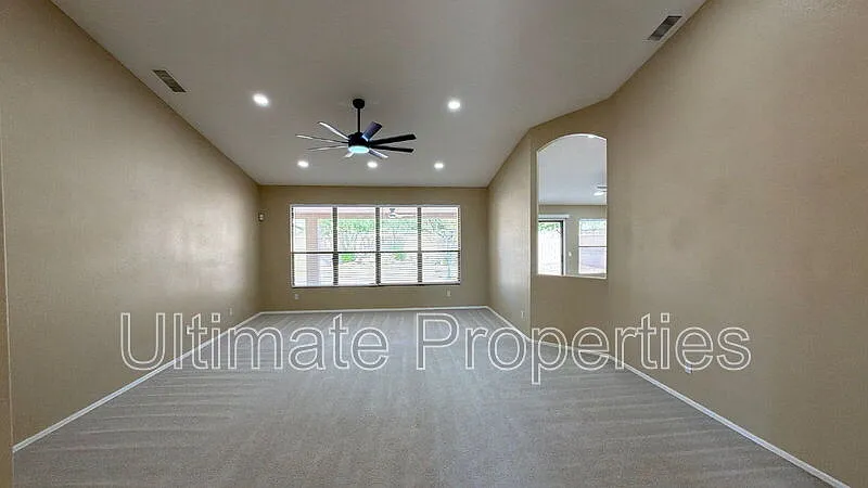 4 bed, 2.0 bath, 1669 sqft, $2,195 — Photo 2