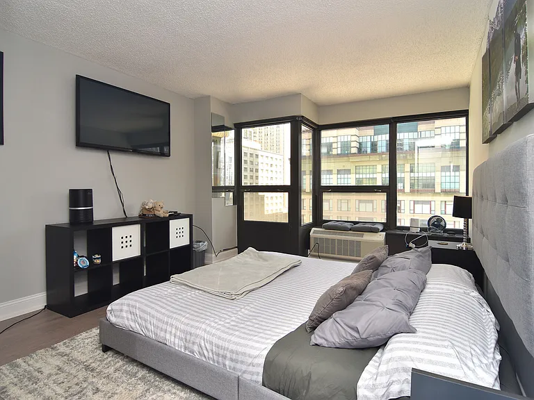 E Huron St — Photo 18
