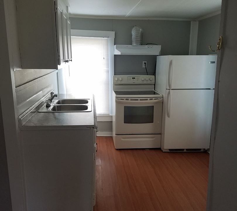 2nd image of 822 E 9th St