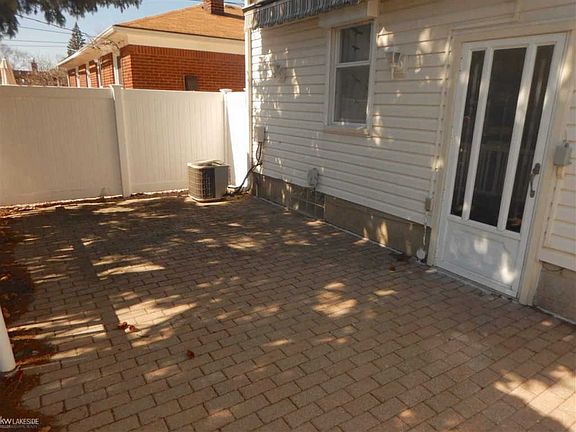 3rd image of 21908 Trombly St