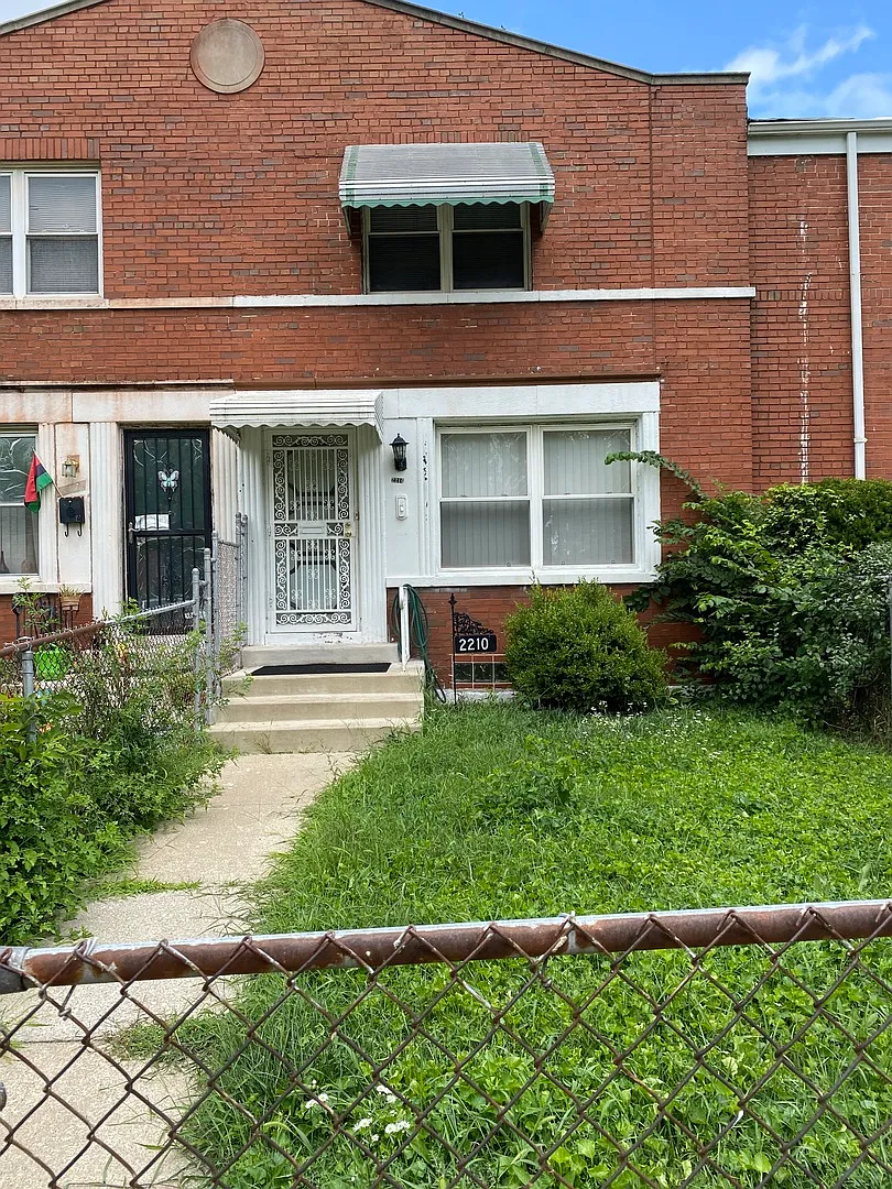 2210 E 100th St photo 1