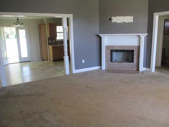 3rd image of 639 Post Oak Pl