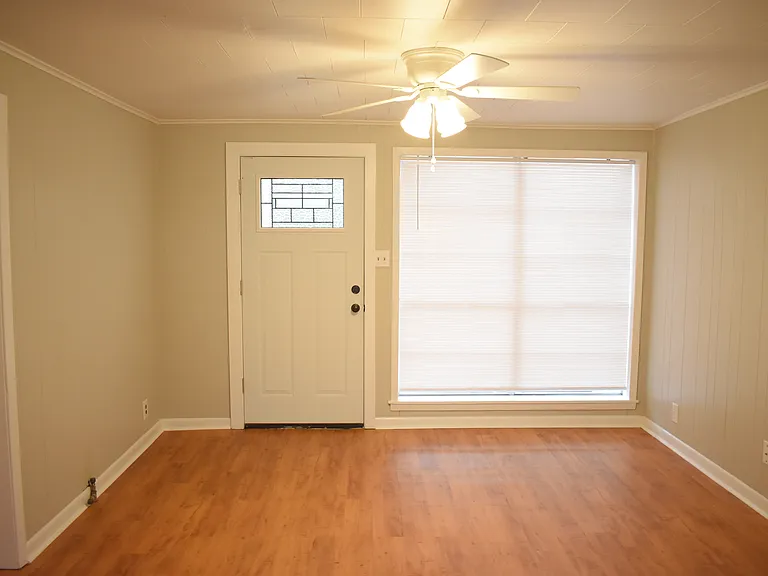 221 N Sanders St — Photo 3