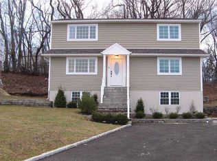 10 Lee Gray Ct, Glen Cove, NY 11542