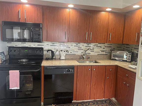 3rd image of 306 Wellington E