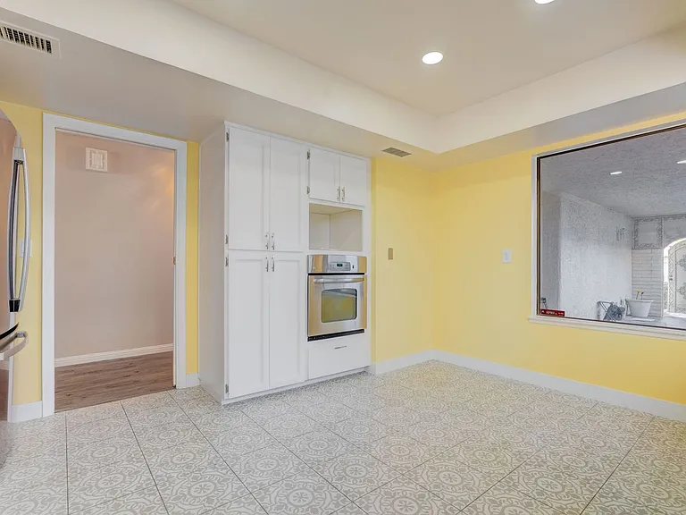 2204 Plaza Del Robles — Photo 4