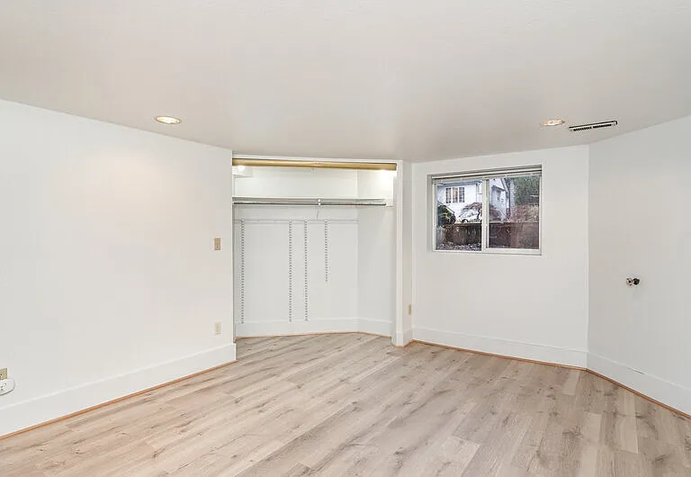 5523 Woodlawn Ave N — Photo 17